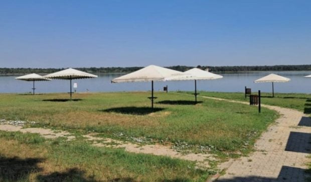 Pentru prima dată în peste un secol, plaja principală din Lacu Sărat rămâne închisă pe timpul verii
