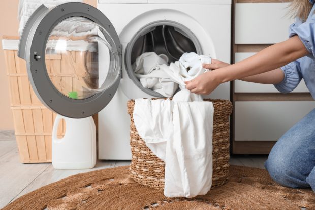 Spălatul cearceafurilor la 60 de grade nu e de ajuns. Care e temperatura optimă a apei