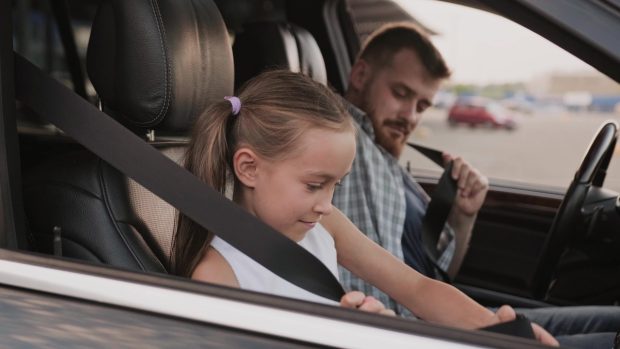 Obligația purtării centurii de siguranță pentru toți pasagerii din autoturisme și amenzile aplicabile