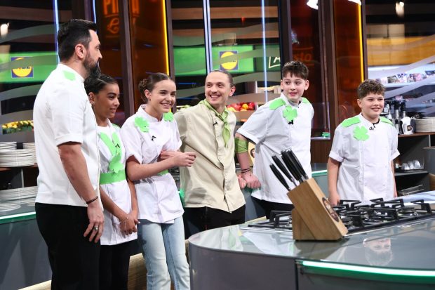 Imagine Stire „Chefi la cuțite – Viitorul are gust”, 1 iunie 2026. Începe prima întrecere culinară a copiilor, iar surprizele se țin lanț la Antena 1 | 2review.ro