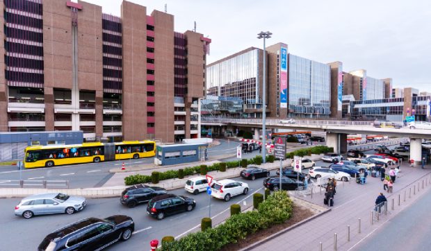 Orașul european în care camerele de pe autobuze și tramvaie îți pot aduce amenzi de 70 de euro dacă blochezi transportul public
