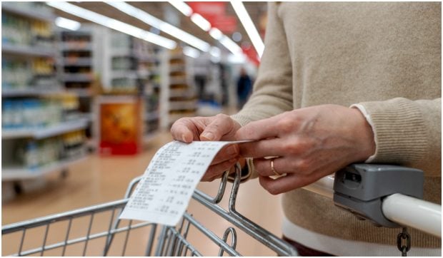 Concediere controversată în Italia: casieră aproape de pensie, dată afară după o eroare de 5 euro la casa de marcat
