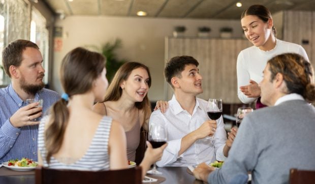 Plata la tejghea în restaurante devine tot mai frecventă și dezvăluie o schimbare majoră în industrie