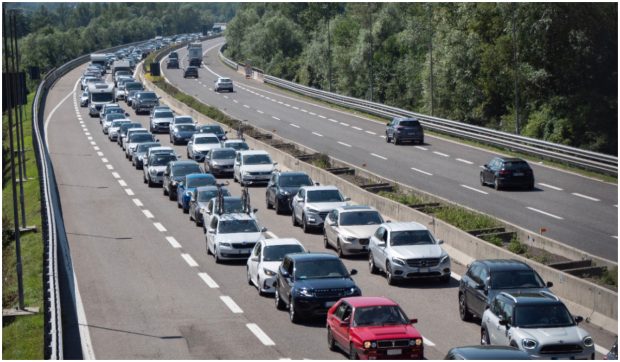 De azi, șoferii primesc înapoi taxa de drum dacă rămân blocați în ambuteiaje pe autostrăzile din Italia. Cât primești pentru 3 ore pierdute în trafic