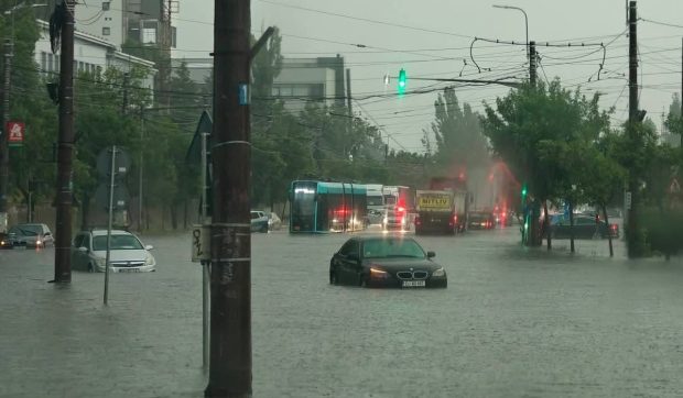 Ploaie torențială la Craiova: străzi inundate, mașini capturate în apă și copaci doborâți de vânt