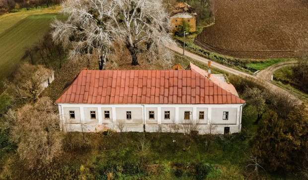 Conacul Bónis, ascunzătoare secretă a Coroanei Ungariei, scos la vânzare lângă Oradea pentru 129.000 de euro