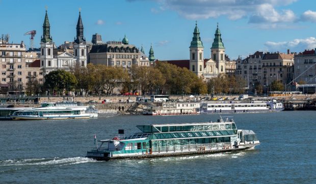 Sezonul croazierelor pe Dunăre a început oficial la Budapesta: cât costă o plimbare cu vaporul în 2026 și ce trasee poți alege