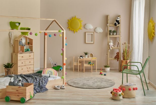 Cum să creezi o cameră Montessori pentru copilul tău fără cheltuieli mari