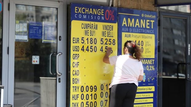 Leul își revine ușor, iar aurul continuă să se scumpească în contextul economic tensionat din România