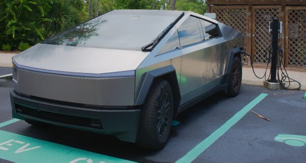 Probleme neașteptate pentru un proprietar de Tesla Cybertruck după 14 zile de încărcare continuă în Arizona