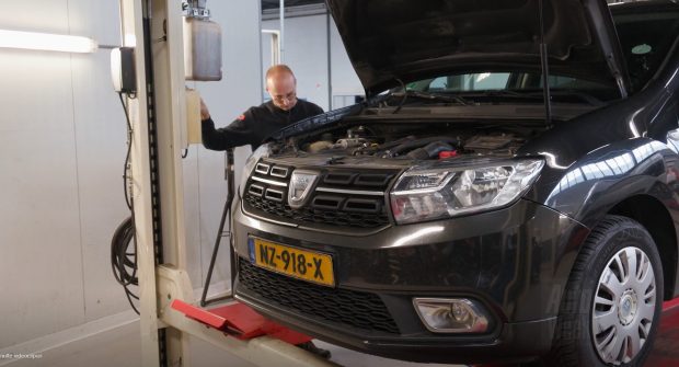 O șoferiță din Olanda demonstrează rezistența Daciei Logan MCV la aproape 400.000 km parcurși cu GPL