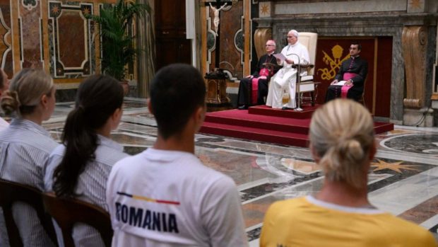 Papa Leon al XIV-lea îi primește pe David Popovici și sportivii Trofeului „Sette Colli” la Palatul Apostolic din Roma