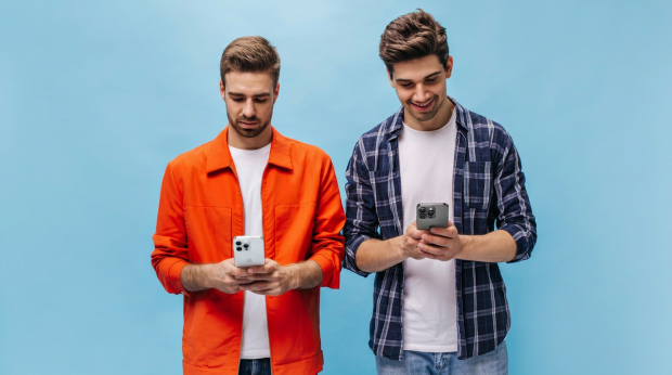 Tot mai mulți români preferă telefoanele recondiționate pentru performanță și economie