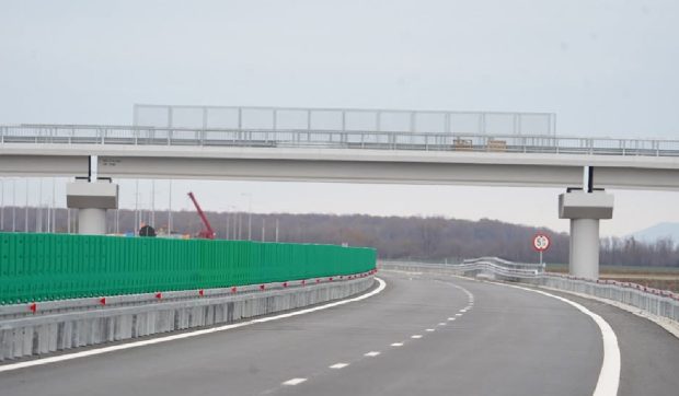 Modificări esențiale pentru drumurile expres din România: benzi de urgență introduse pentru siguranță sporită
