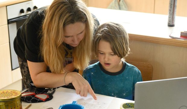 Părinți din Vașcău anchetați pentru că au ales educația la domiciliu și nu au înscris copiii la școală