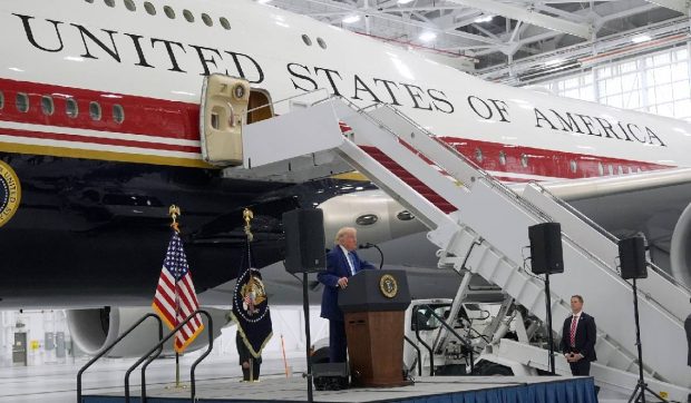 Donald Trump dezvăluie noul Air Force One de lux, un Boeing 747-8 primit cadou de la Qatar