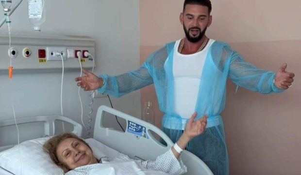 Dorian Popa, alături de mama sa după operația de genunchi: „Mama își dorește să trăiască să-i vadă pe viitorii nepoți”