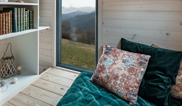 „La Ruche” – Casa pe verticală de 10 metri pătrați care redifinește traiul minimalist și costă doar 27.330 euro