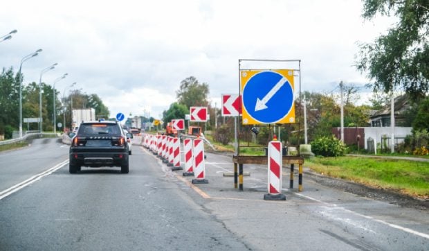 Rusia reduce fondurile pentru infrastructura rutieră și analizează posibilitatea ca cetățenii să repare singuri drumurile