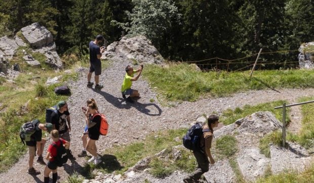 După ce turiștii nudiști au „terorizat” Alpii, noul ghid Lonely Planet avertizează că s-a introdus o lege specială