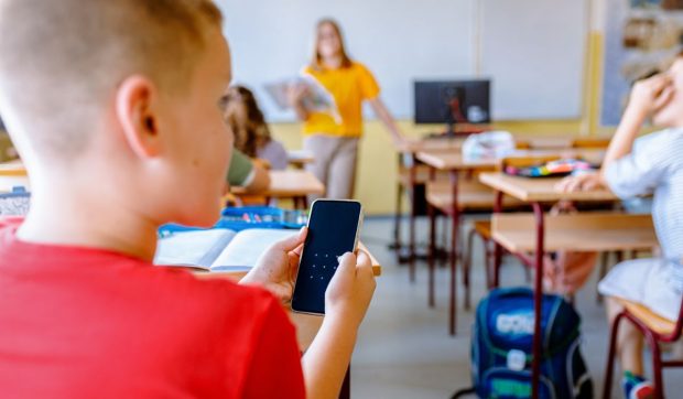 Polonia impune restricții stricte asupra telefoanelor mobile și accesului la conținut pentru adulți în școli de la toamnă