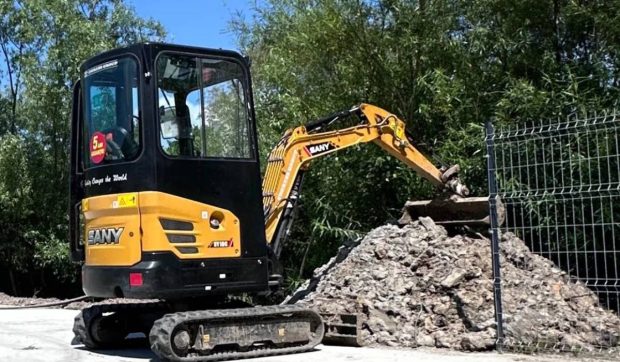 Tânăr din Cluj caută muncă cu excavatorul pentru a-și surprinde iubita cu o vacanță în Grecia