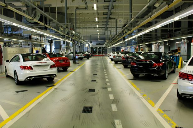 Gigantul american care produce pentru Mercedes și Porsche concediază sute de angajați din Iași și Ploiești și se mută din România