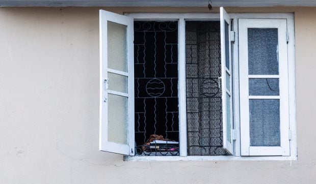 Cum rămâne casa ta un cuptor pe caniculă dacă ții ferestrele și ușile deschise ziua