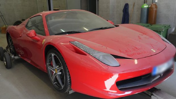 Liderul rețelei „mafiei nepoților” reținut în Spania; a fost confiscat un Ferrari de lux în Polonia