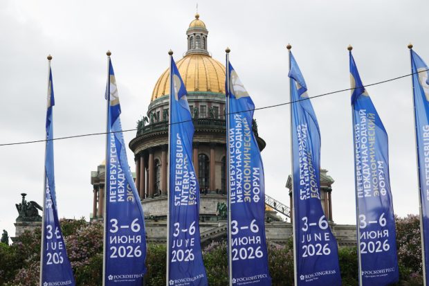 Frații Tate, Steven Seagal și alte figuri controversate, prezenți la Forumul Economic de la Sankt Petersburg