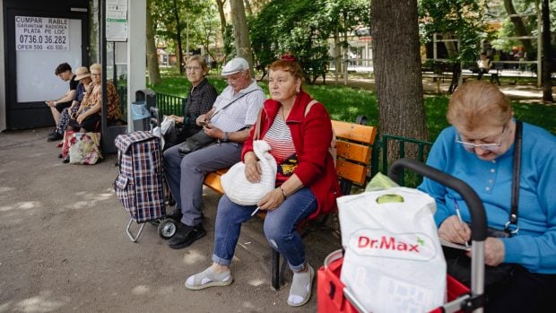 Românii în fața unei crize prelungite: Perspectivele vieții cotidiene în următorul an