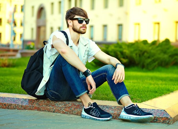 Cum să alegi sneakersii ideali pentru confort și stil în vacanța de vară
