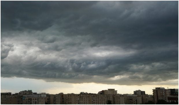 Harta ANM cu fenomene meteo extreme: ploi torențiale, grindină și vijelii în aproape toată țara până marți dimineață