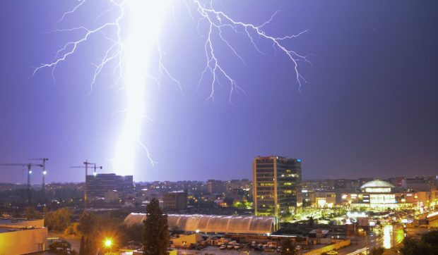 Cod portocaliu emis pentru ploi torențiale și furtuni electrice în mai multe localități din Prahova