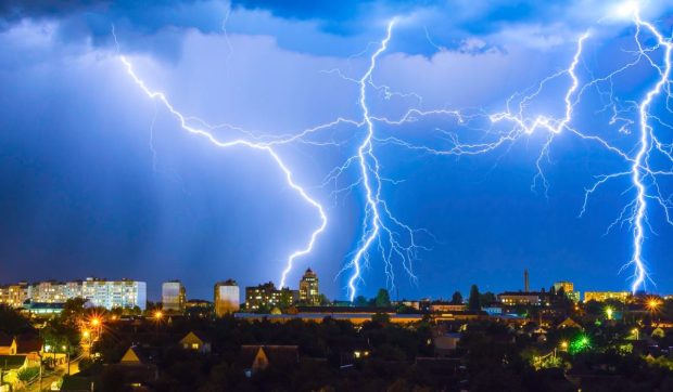 Meteorologii ANM anunță 48 de ore de furtuni cu descărcări e