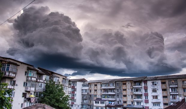 Lista localităților sub avertizare de vreme severă imediată: zonele din România pentru care meteorologii au emis cod roșu și portocaliu de furtuni, vijelii și grindină