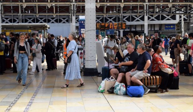 Canicula provoacă perturbări majore în traficul feroviar Paris-Londra: trenuri Eurostar anulate din cauza temperaturilor extreme