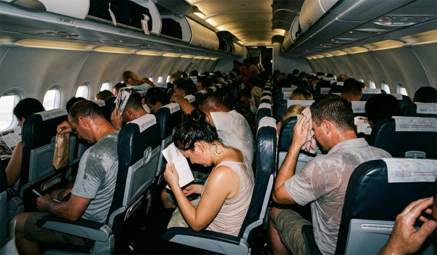 Panică în avion, într-o cursă spre Antalya, temperatură de aproape 60°C: „Era un cuptor. Disconfort, leșinuri! Am sunat la poliție, să vină să ne deschidă ușile”