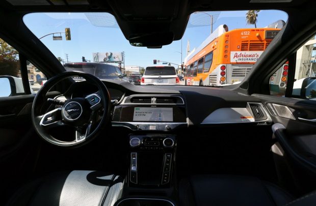 Românii testează în premieră la Los Angeles taxiul autonom și plătesc un preț de trei ori mai mic decât Uber