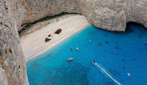 Plaja de vis dintr-o insulă grecească pe care merg
