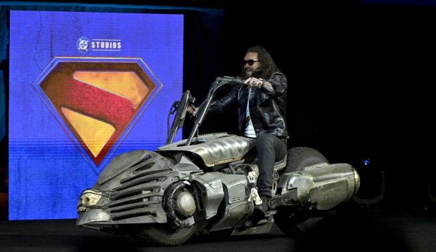 Jason Momoa strălucește ca villain carismatic în noul film „Supergirl” ce promite succes în România