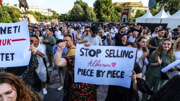 Proteste de amploare în Albania din cauza unui proiect turistic uriaș controlat de Jared Kushner, ginerele lui Donald Trump: „Ivanka, du-te acasă”