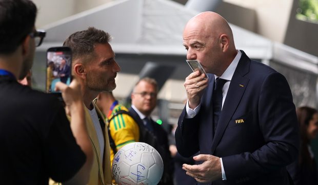 Gianni Infantino primește o icoană specială a Fecioarei de Guadalupe la deschiderea Cupei Mondiale 2026
