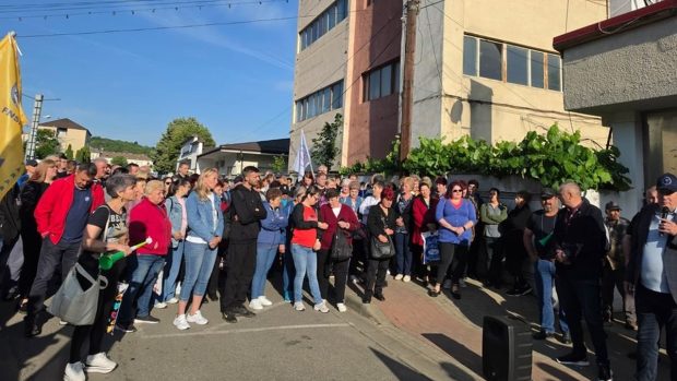 Muncitorii de la Fabrica de Arme Cugir întrerup activitatea din cauza neplății salariilor
