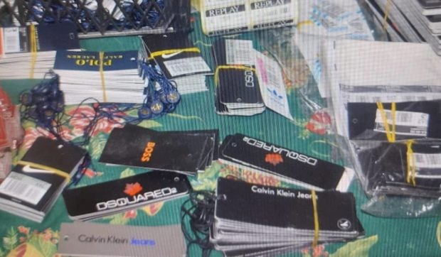 „Regele fake-urilor” a fost prins cu peste 17.000 de haine contrafăcute de la Nike, Polo, Boss și alte branduri și arestat în Serbia