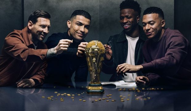LEGO lansează o colecție unică dedicată Campionatului Mondial de Fotbal 2026 cu figurine de legendă și trofeul oficial