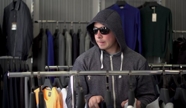 Român prins la furtul unui tricou Hugo Boss: „Voiam să impresionez iubita cu o ținută elegantă”
