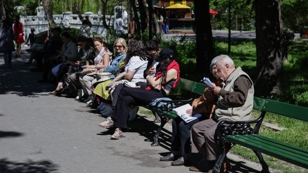 Cum percep românii evoluția economică: între progresele reale și „Sindromul Mioritic”
