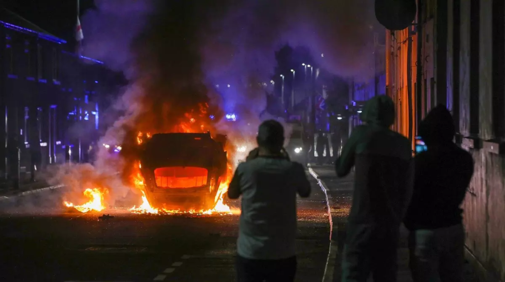 Violențe la Belfast și distrugeri uriașe după protestele față de imigrație. Trei familii de români, vizate de atacuri