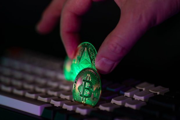 Cum ne influențează algoritmii inteligența artificială conținutul online: între personalizare și limitarea alegerilor